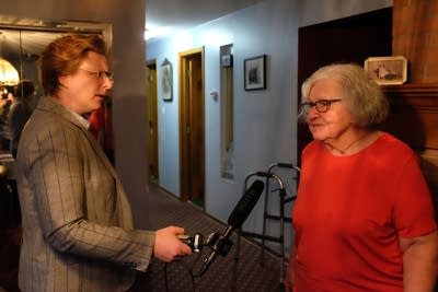 Lauren Ober (L) talks with Luella Kenny (R).