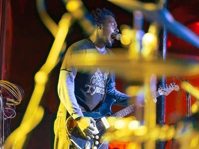 Benjamin Booker sings into a microphone.