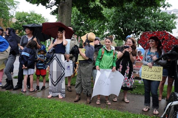 Dylan Crowd 2