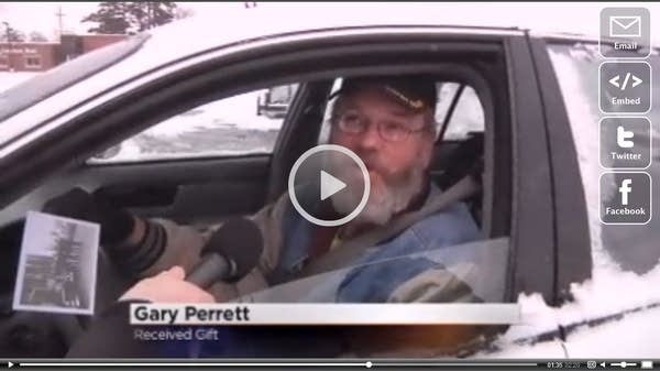 Grand Rapids cops pull over drivers, hand them cash