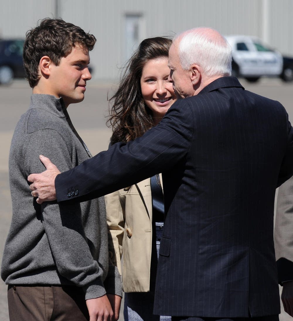 McCain arrives in Minnesota
