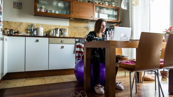 Anna Brymora, a high school teacher is seen providing online lessons for her class from the kitchen of her appartment in Warsaw, on January 18, 2021. - Poland's youngest children returned to school for the first time in over two months but most pupils will remain in virtual classrooms as experts warned of a growing psychological toll.