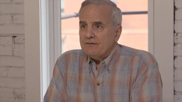 Gov. Dayton tries the restaurant biz
