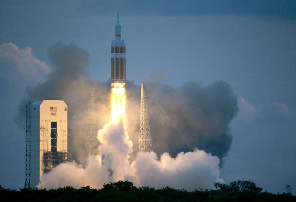 Orion spacecraft splashes down after high orbit test
