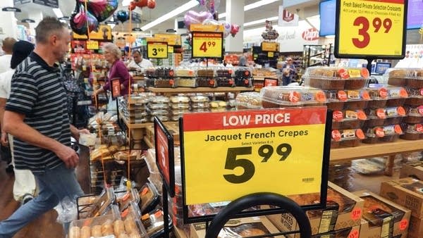 Consumer sentiment falls in November