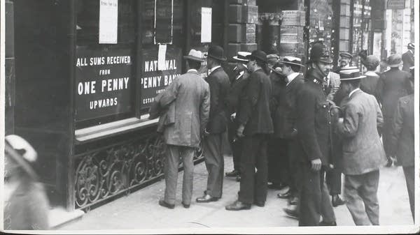 When group chats help fuel bank runs