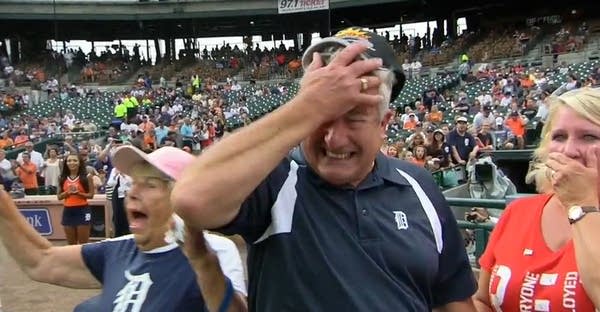 On birthday, soldier surprises dad at the ballpark