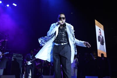 Morris Day sings into a microphone.