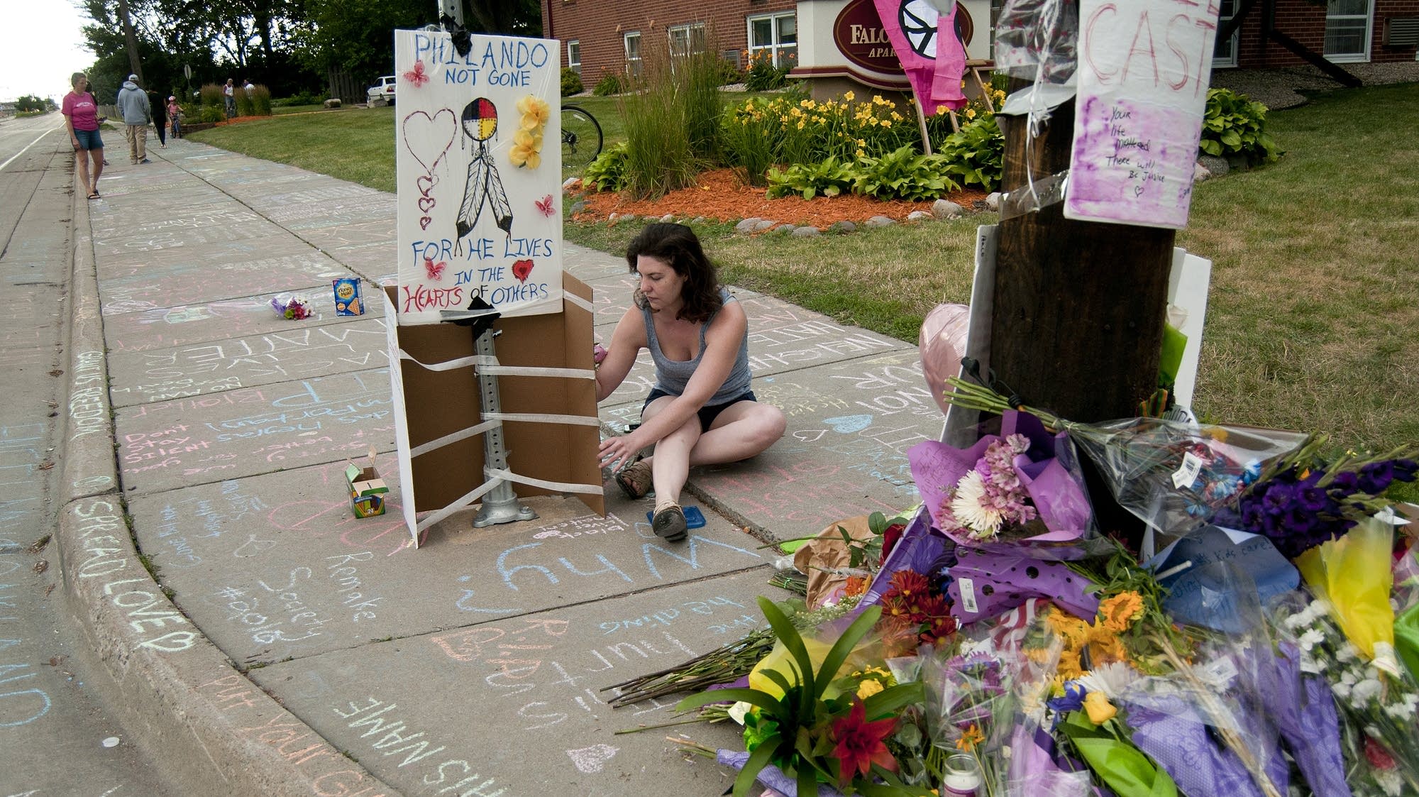 Elena Glass writes a message.