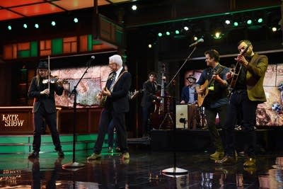 Steve Martin and Steep Canyon Rangers perform on 'Colbert'