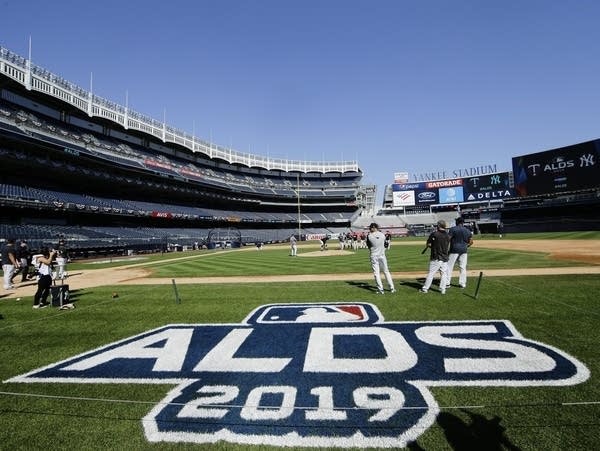 Yankees prove to be no match for Braves in lopsided series opener