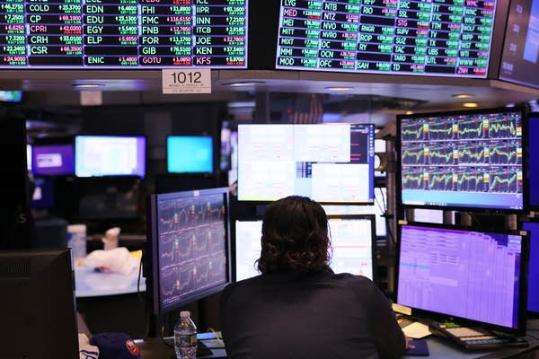 NEW YORK, NEW YORK - OCTOBER 13: Traders work on the floor of the New York Stock Exchange during afternoon trading on October 13, 2022 in New York City. U.S. stocks rose dramatically after falling to their lowest levels since 2020, recovering from a 500-point drop earlier in the day. (Photo by Michael M. Santiago/Getty Images)