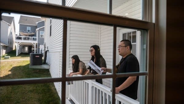 House hunters are looking again, but not buying