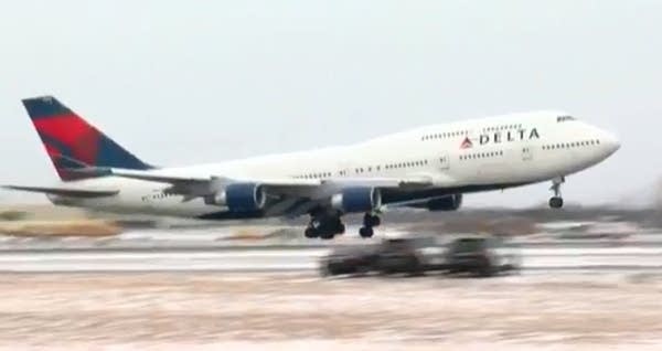 747 in Twin Cities air tour salute