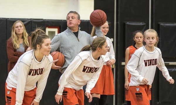 Torn ACLs more common in high school girls' sports, but experts say prevention is possible