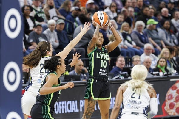 the WNBA game between Minnesota Lynx and Dallas Wings