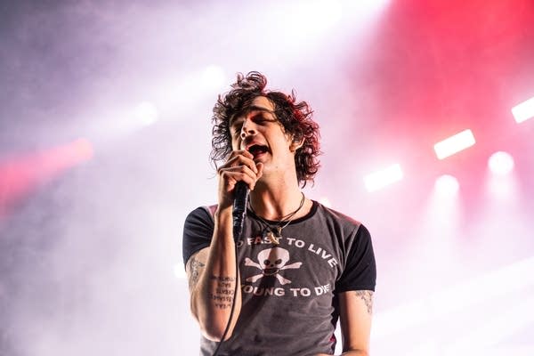 Matty Healy of The 1975 singing onstage