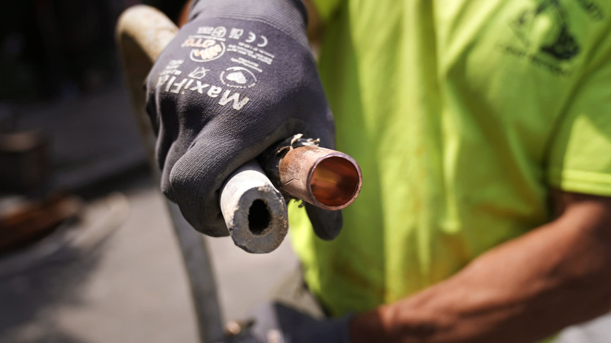 Some cities are digging up water mains and leaving lead pipe in the ground - Vimarsana News