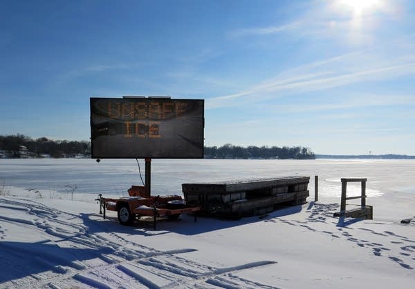 Henn. Co. posted a thin ice warning on Lake Mtka.