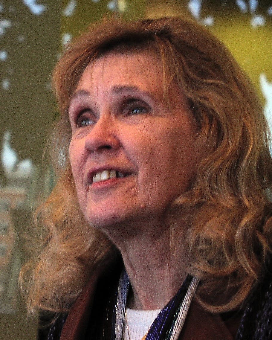 julia-philips-facebook-instagram-twitter-profiles