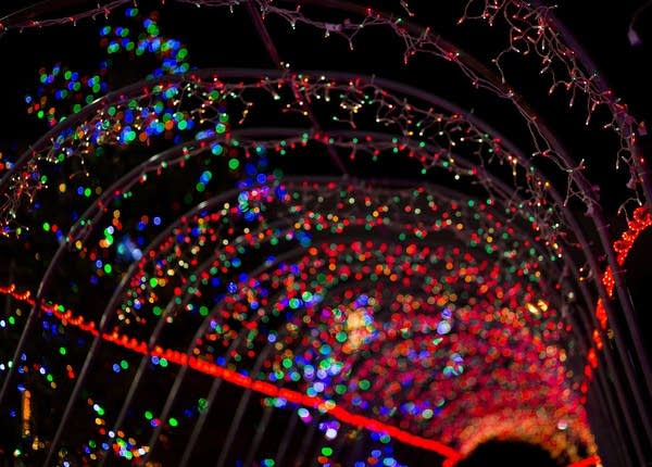 Christmas Eve warm front brings 40s again, chance of light snow Christmas Day