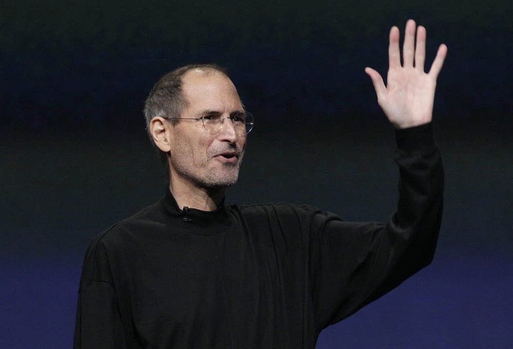 Steve Jobs steps down