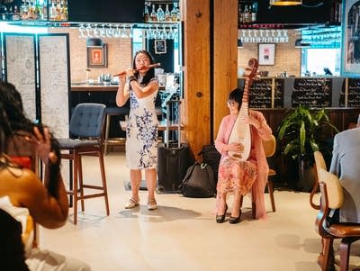 Ammy Lin and Gao Hong perform together.