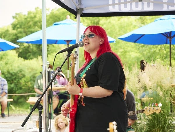 Annie DiRusso sings into microphone at Utepils Brewing