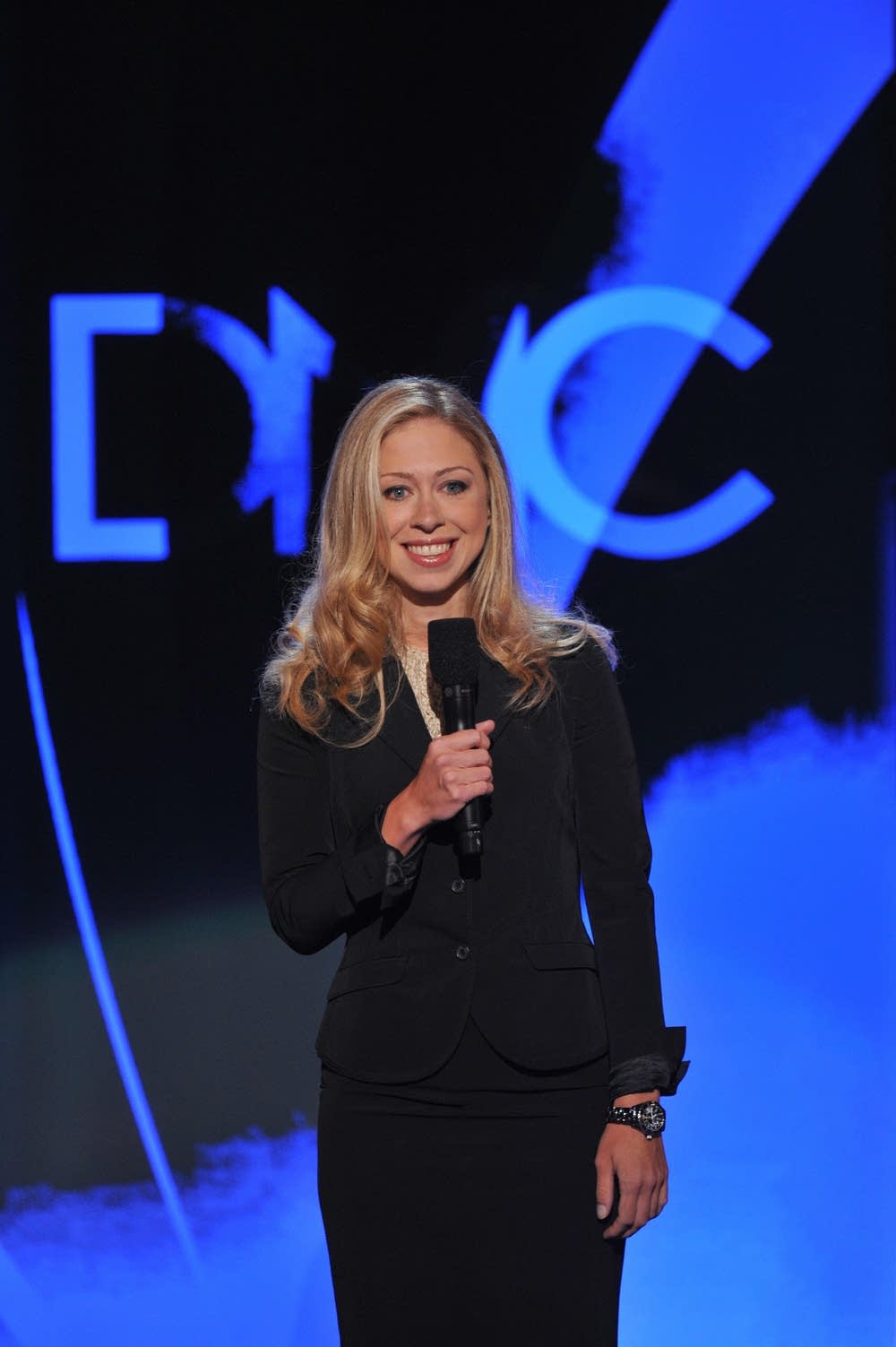 Chelsea Clinton introduces her mother