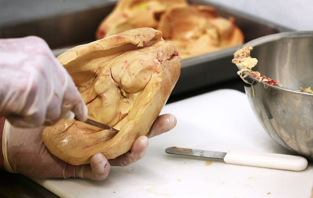 Cleaning foie gras