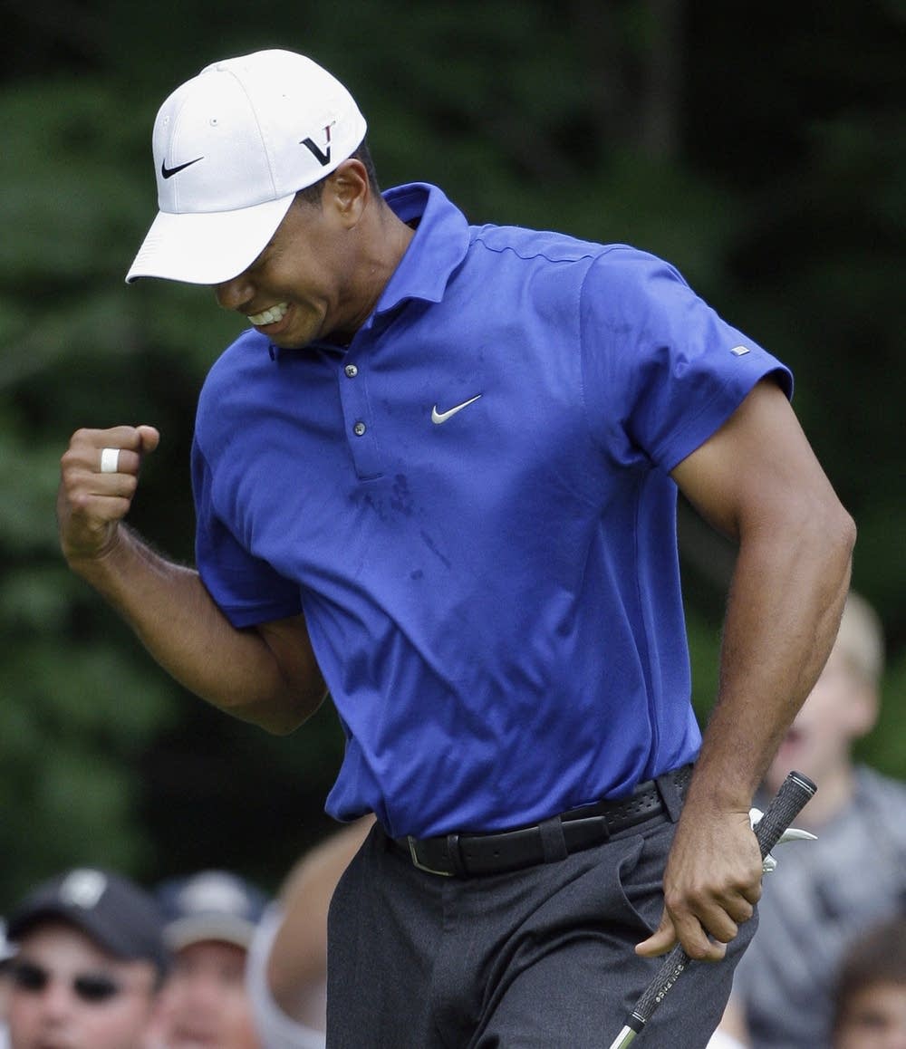 Woods birdies the 14th hole