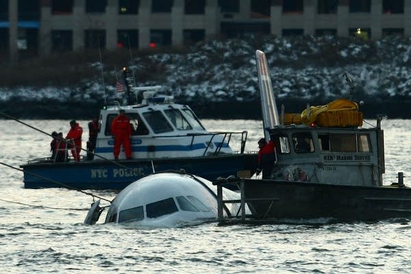 Passenger jet crashes into Hudson River