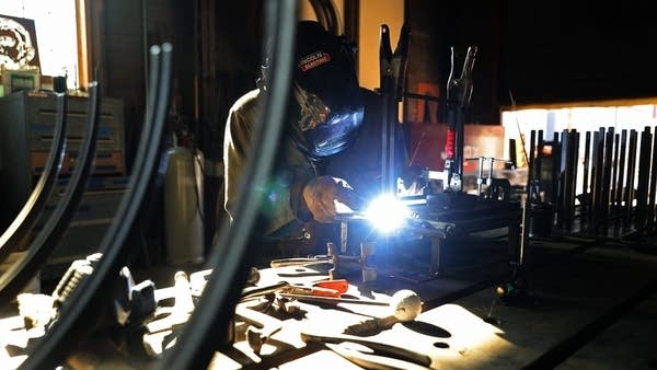 Wholesale prices hold steady, suggesting further inflation cooling