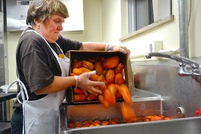 Washing tomatoes