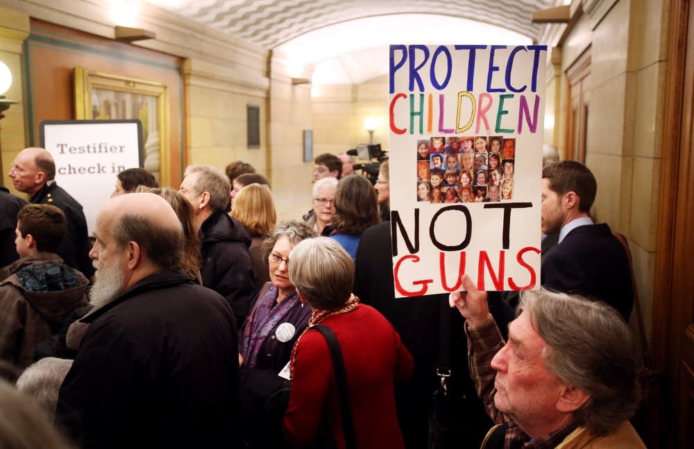 Displaying opinion on guns