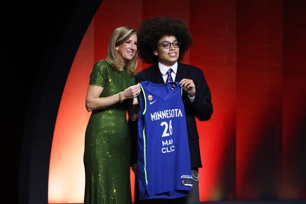 Olivia Miles,Cathy Engelbert