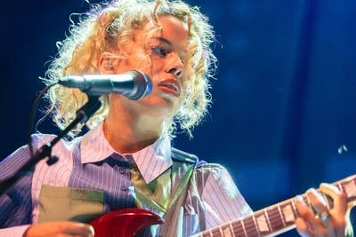 Nilüfer Yanya performing on stage
