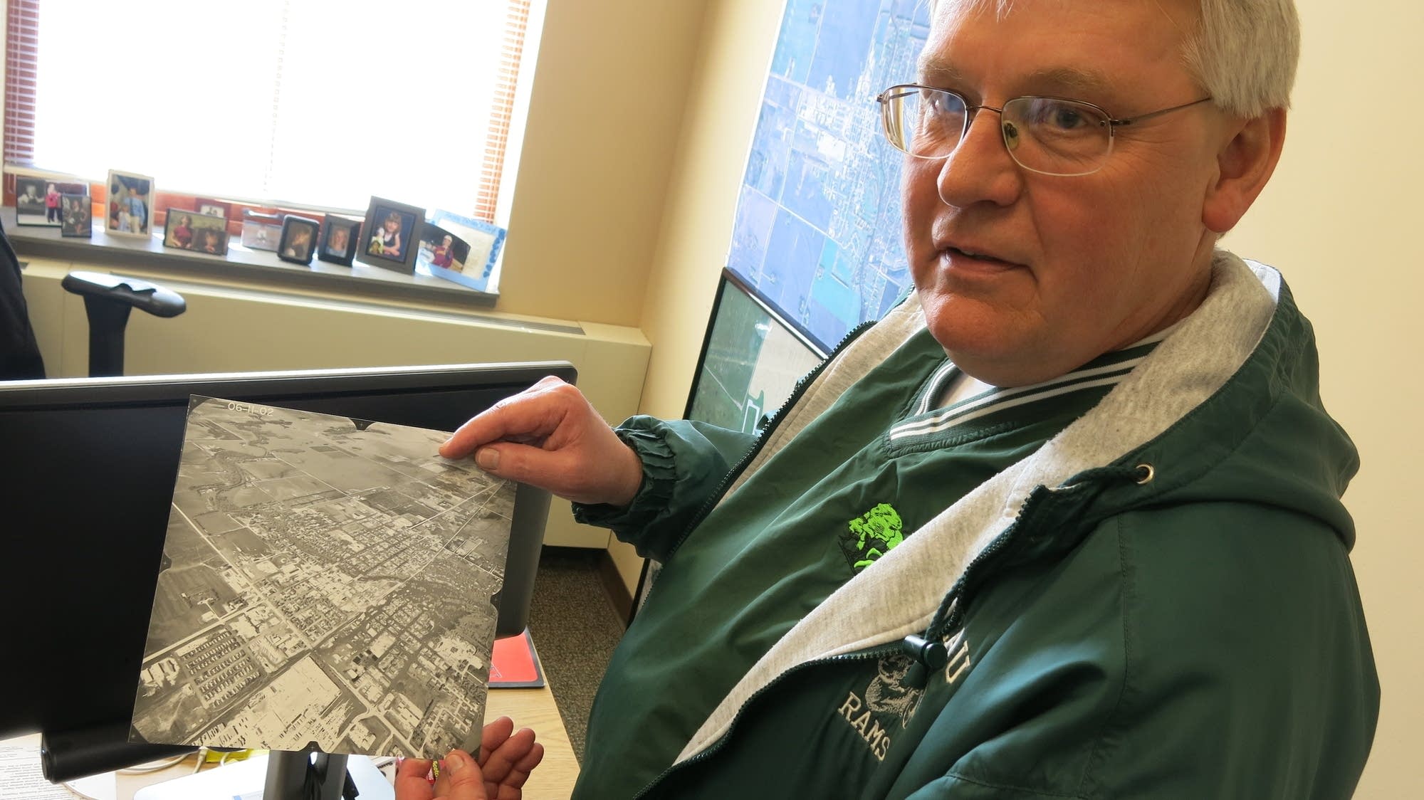 Roseau Mayor Jeff Pelowski shows a picture during a massive flood in 2002.