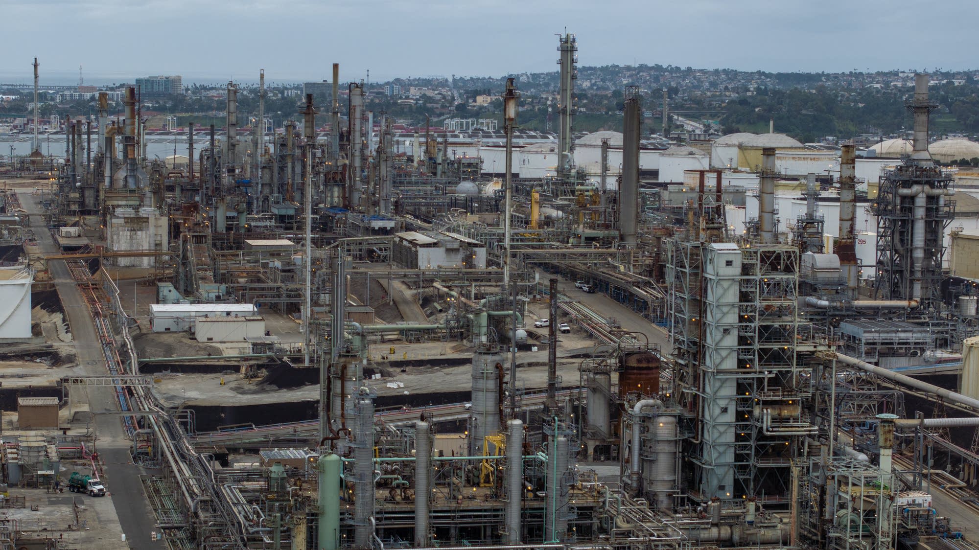 U.S. energy agency raises oil price forecast as war drags on