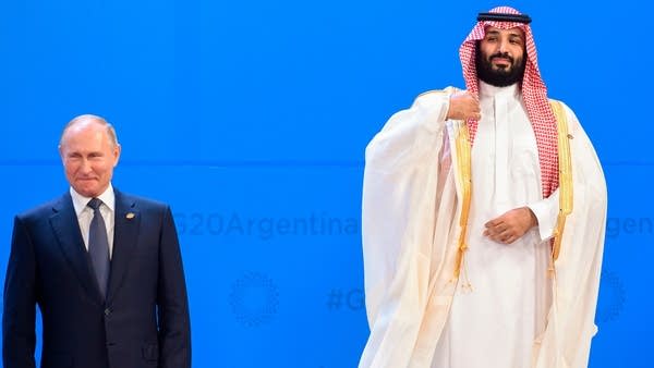Russia's President Vladimir Putin (L) and Saudi Arabia's Crown Prince Mohammed bin Salman attend the G20 Leaders' Summit family photo in Buenos Aires, on November 30, 2018. - Global leaders gather in the Argentine capital for a two-day G20 summit beginning on Friday likely to be dominated by simmering international tensions over trade.