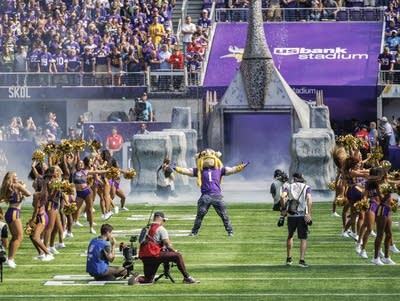 Vikings, Packers fans flock to U.S. Bank Stadium for first game