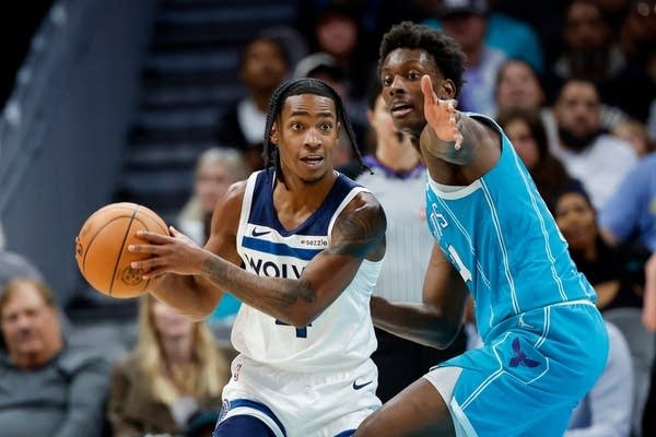 Julius Randle scores 30 as Timberwolves beat Hornets 122-105
