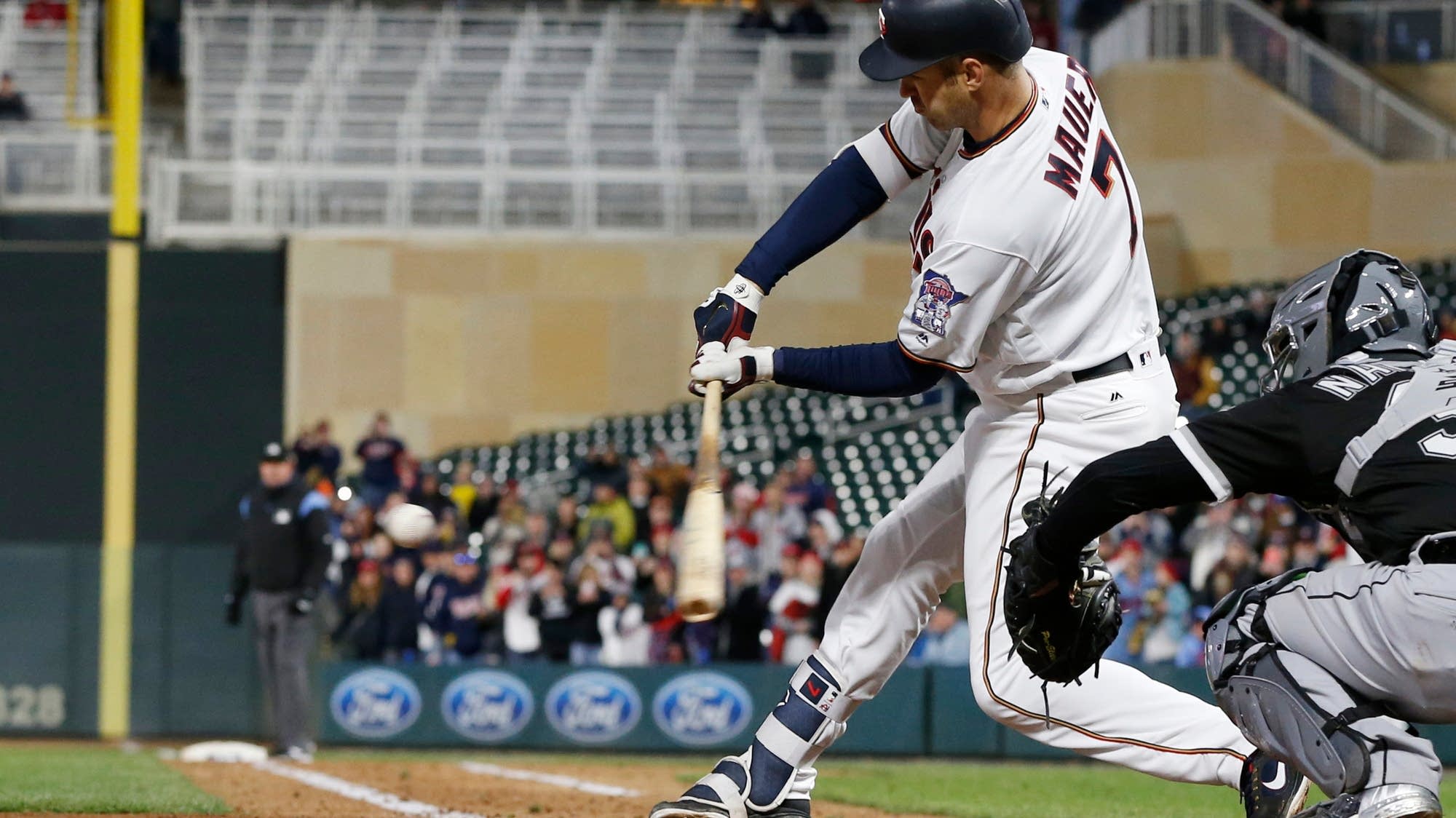 Mauer gets 2,000th hit, Berrios pitches Twins past White