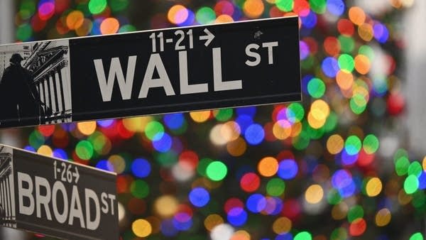 2024 forecasts: lower interest rates, higher stock prices