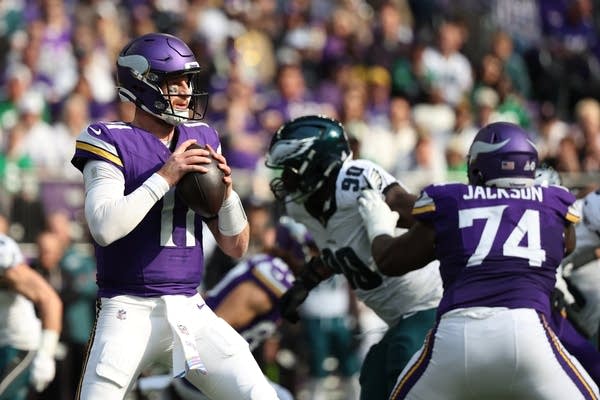 1def13-20251021-carson-wentz-hold-ball-600 The Vikings will start Wentz at QB on shortstop in Los Angeles
