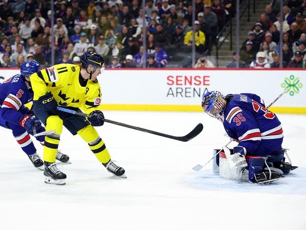 Sweden beats U.S. 6-3 in World Juniors hockey group finale; quarterfinals are on Friday