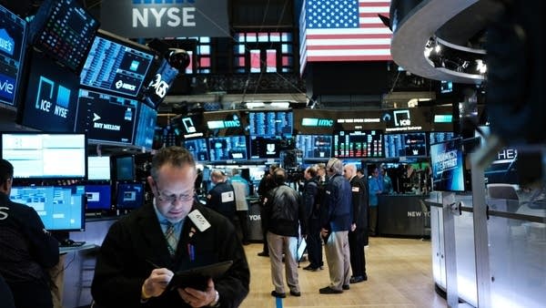 Just a quarter of economists in a new survey think there’ll be a recession this year