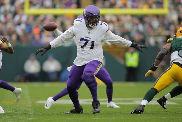  Vikings shut down left tackle Christian Darrisaw for the rest of the season as knee trouble lingers 