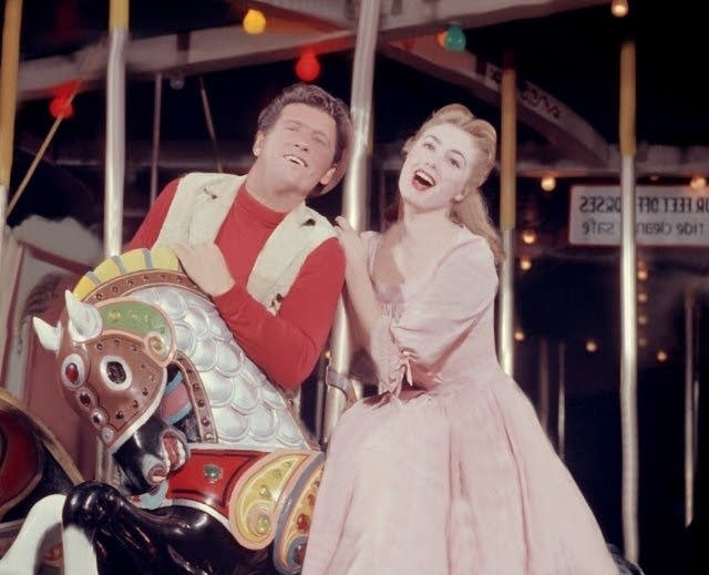 Still of Shirley Jones and Gordon MacRae