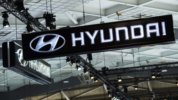 Which carmaker is going to partner with Apple?